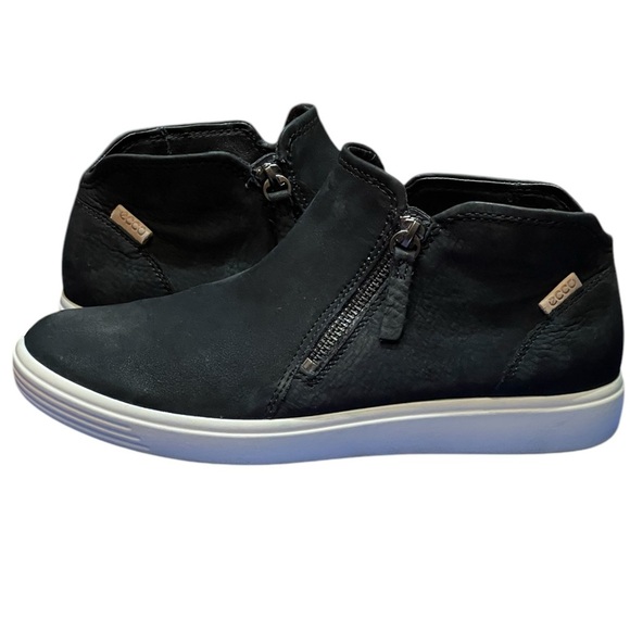 ECCO SOFT NUBUCK LOW ZIP SNEAKER BOOTIES SZ 8-8.5/39 EUC - Picture 2 of 10